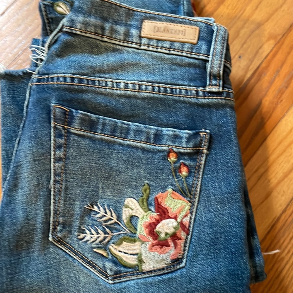 Blank NYC size 25 flower embroidery jeans